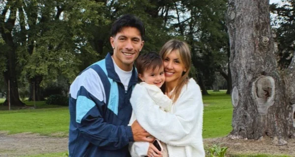 Muri López Benítez y Lisandro Martínez con su hija Aurora en Gualeguay