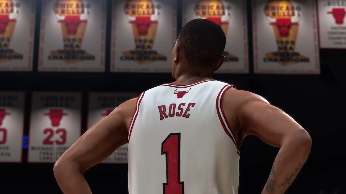 Jugador de baloncesto con camiseta de los Chicago Bulls mirando hacia los trofeos en la pared