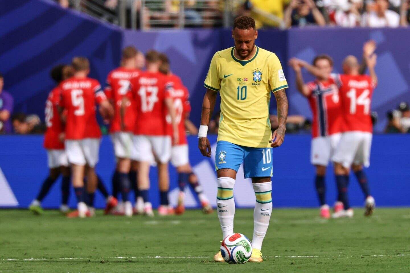 Neymar en la selección brasileña durante un partido, luciendo la camiseta amarilla con el número 10
