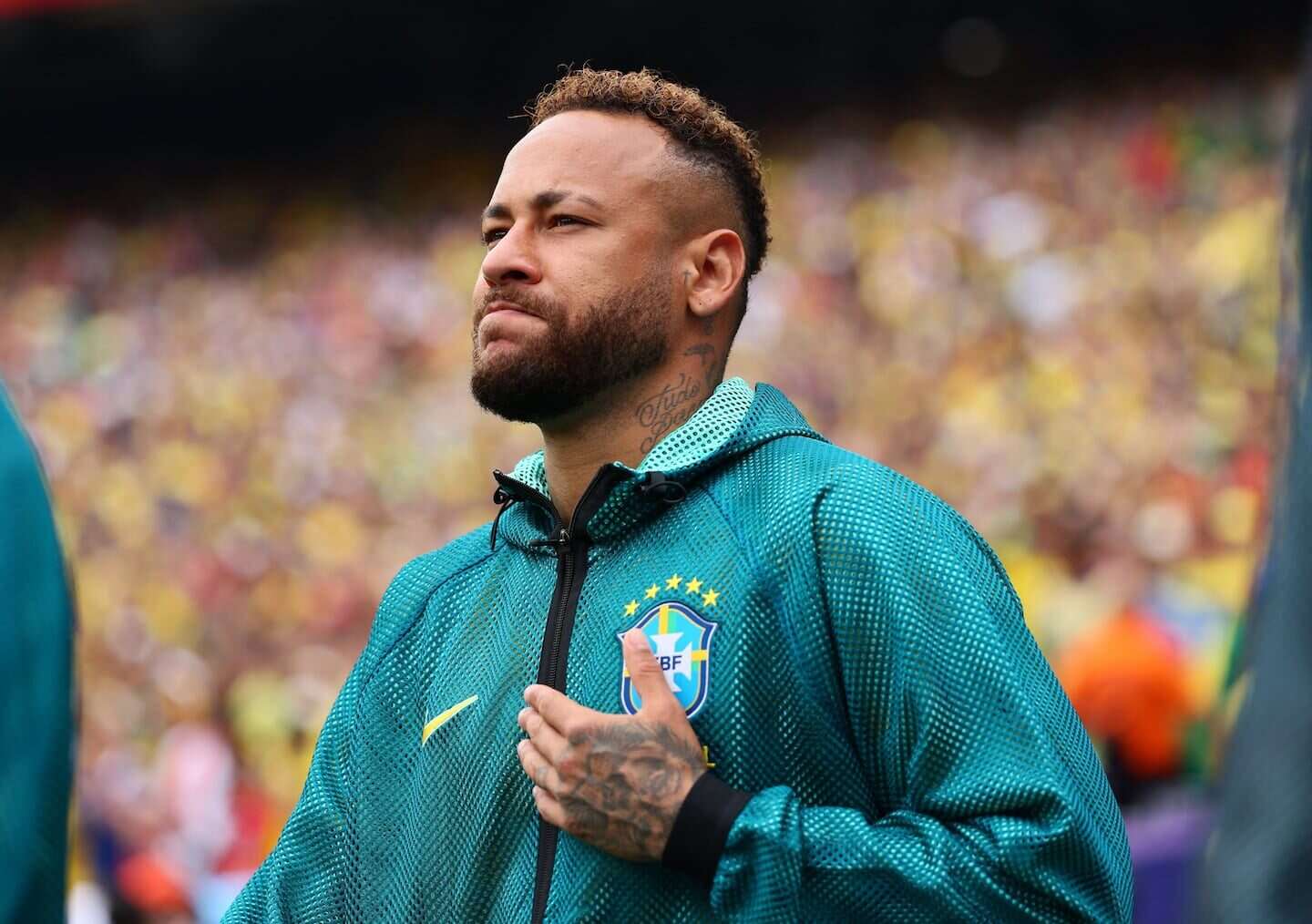 Neymar en el campo con la camiseta de la selección brasileña antes de un partido