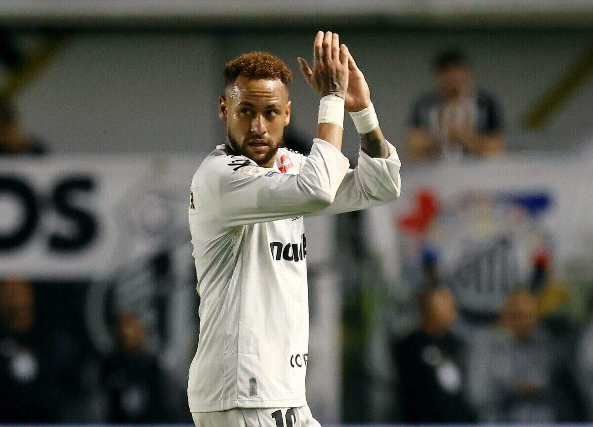 Neymar aplaudiendo en el estadio de Santos durante un partido