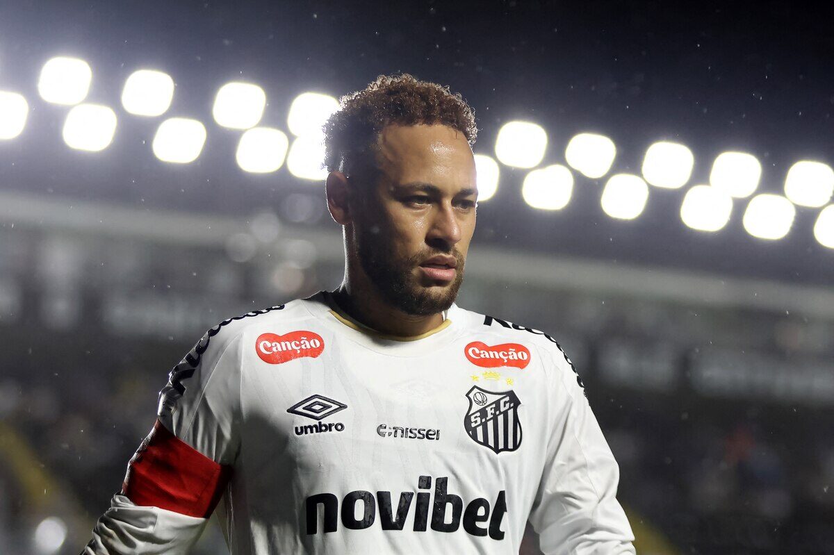 Neymar con la camiseta del Santos, luciendo el brazalete de capitán durante un partido