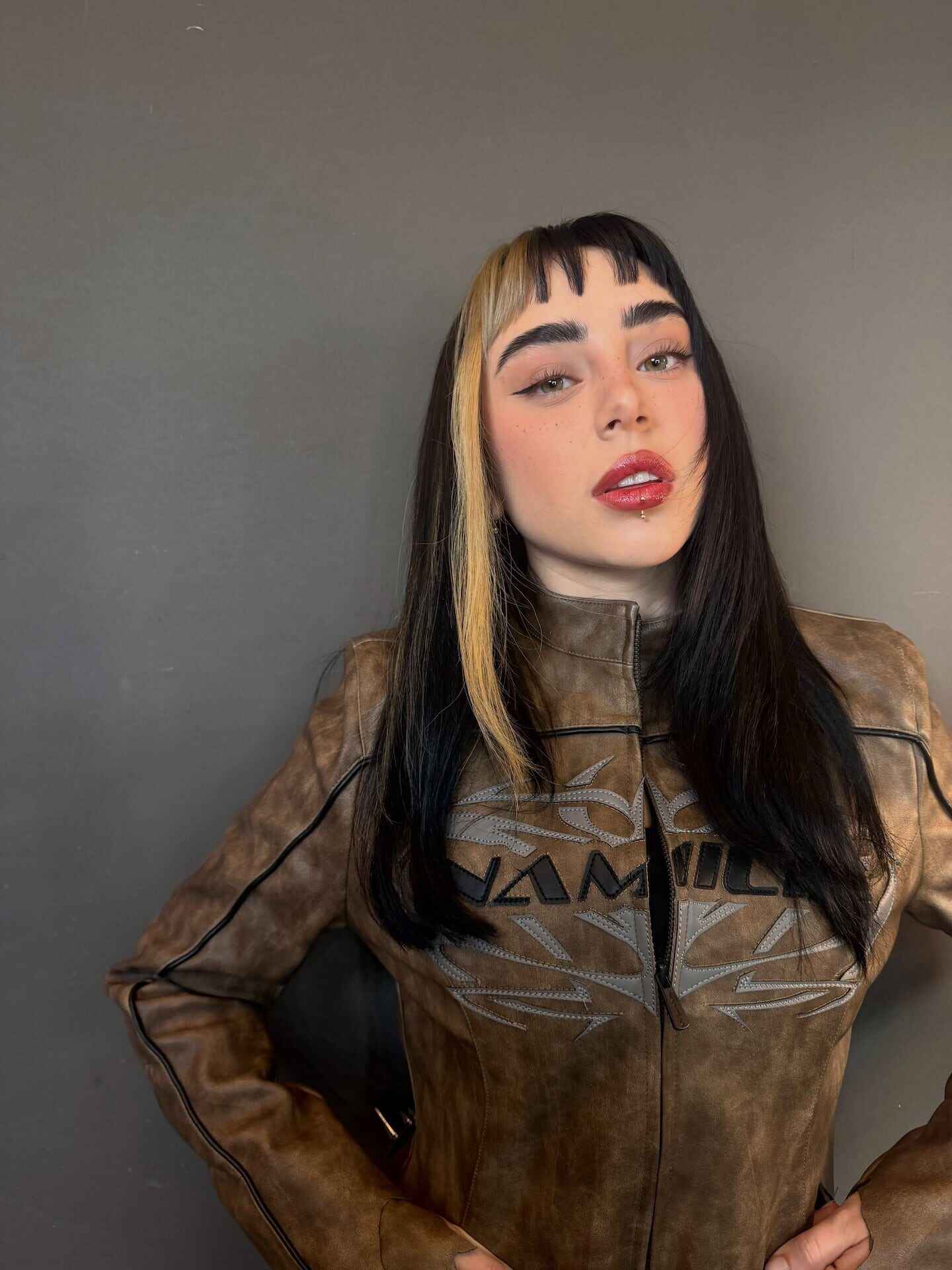 Nicki Nicole con un audaz cambio de look, luciendo flequillo y mecha rubia platinada