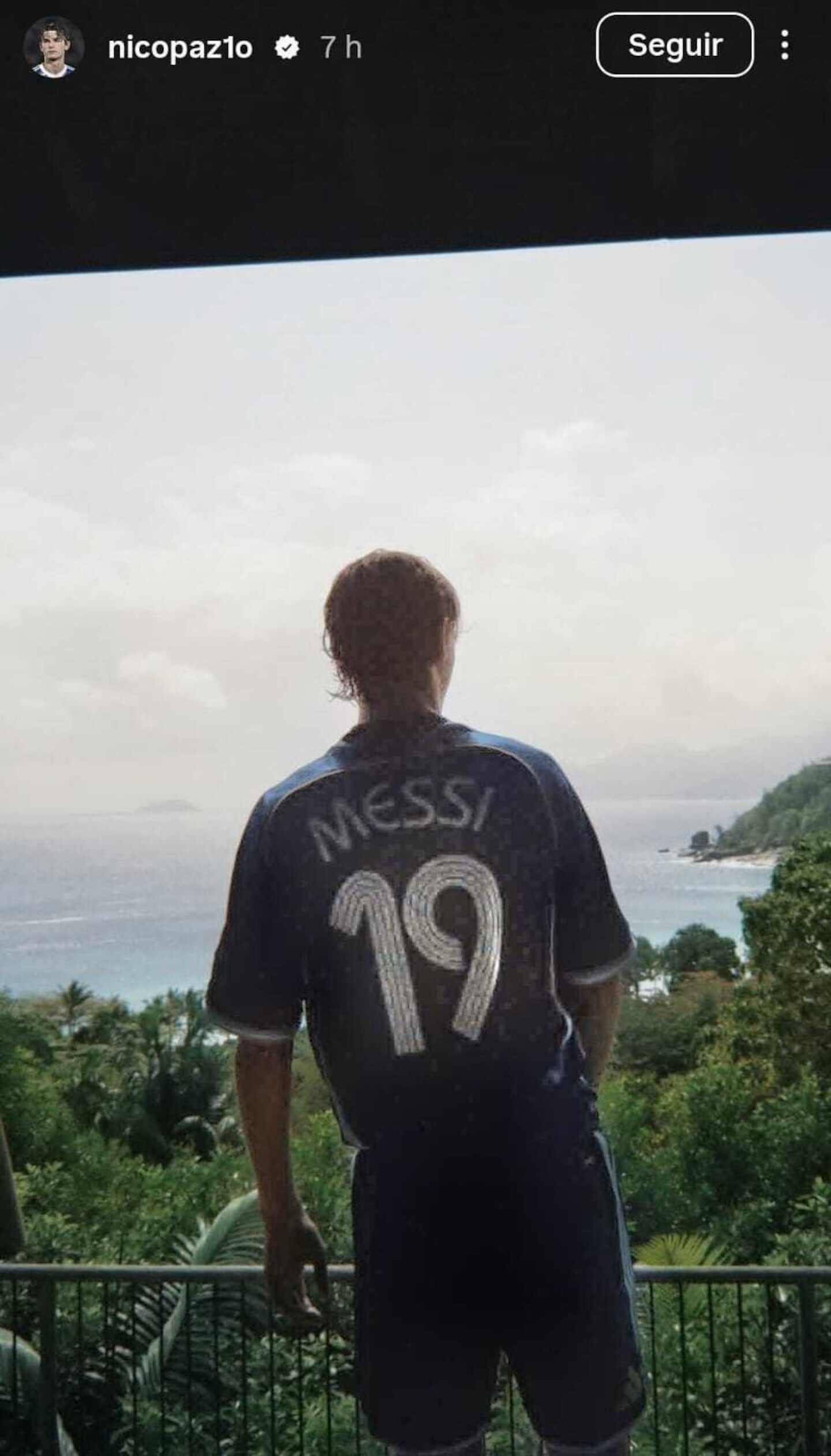 Nico Paz de espaldas vistiendo la camiseta de Lionel Messi con el número 19 frente al mar