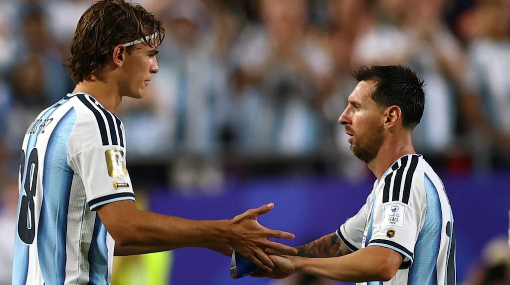 Nico Paz homenajeando a Lionel Messi