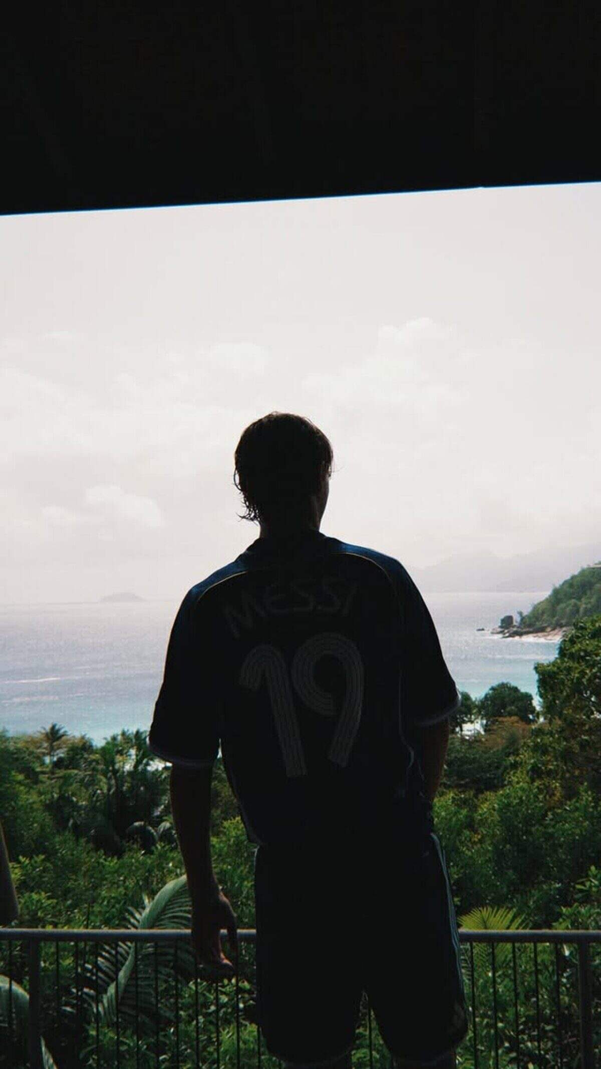 Nico Paz con camiseta vintage de Messi frente al mar