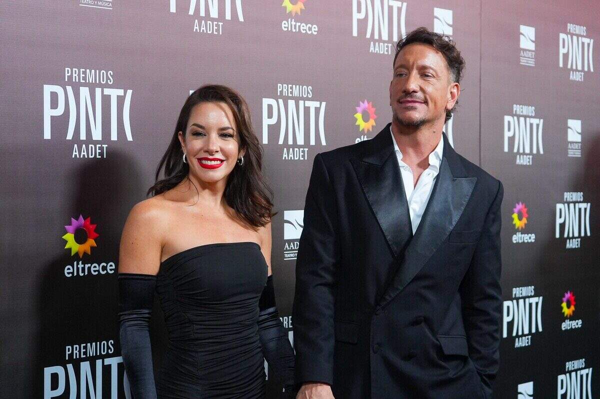 Nico Vázquez y Dai Fernández posan juntos en la alfombra roja de los Premios Pinti