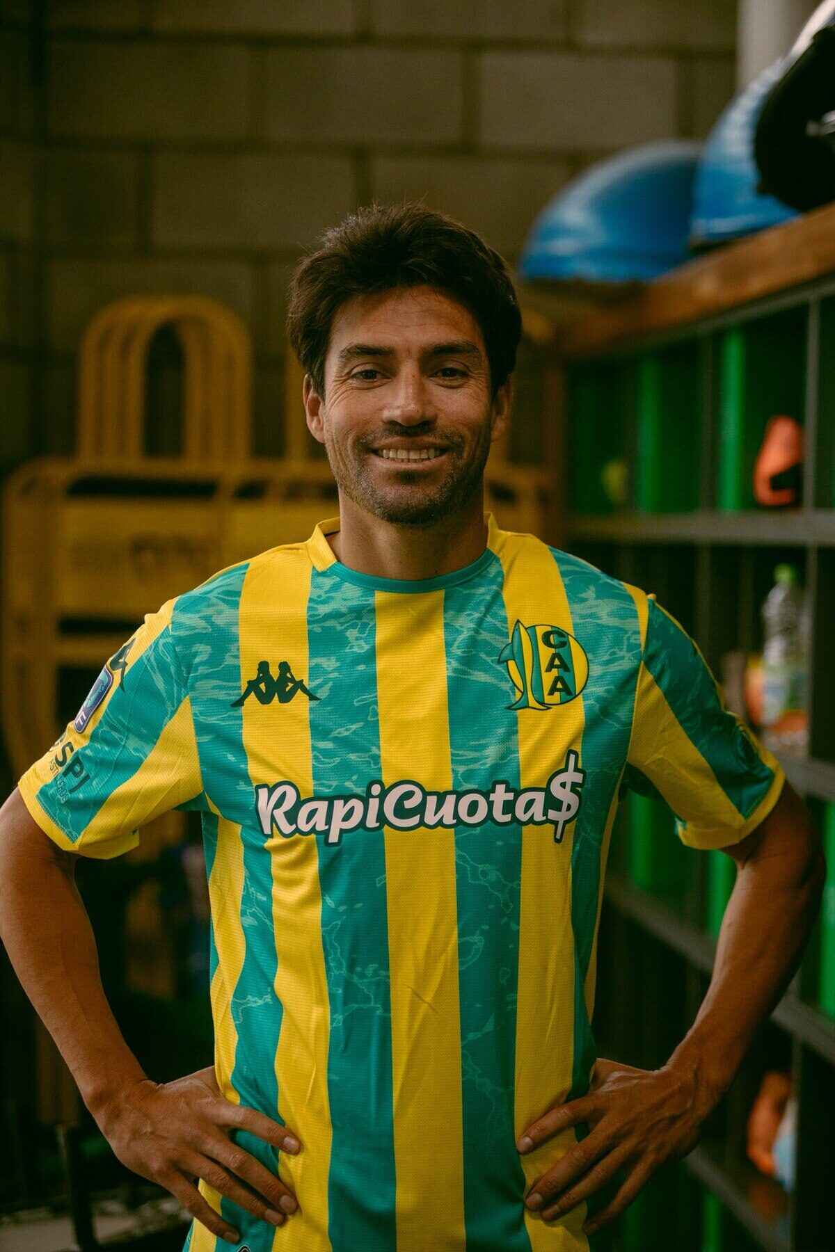 Nicolás Gaitán posando con la camiseta de Aldosivi en un vestuario