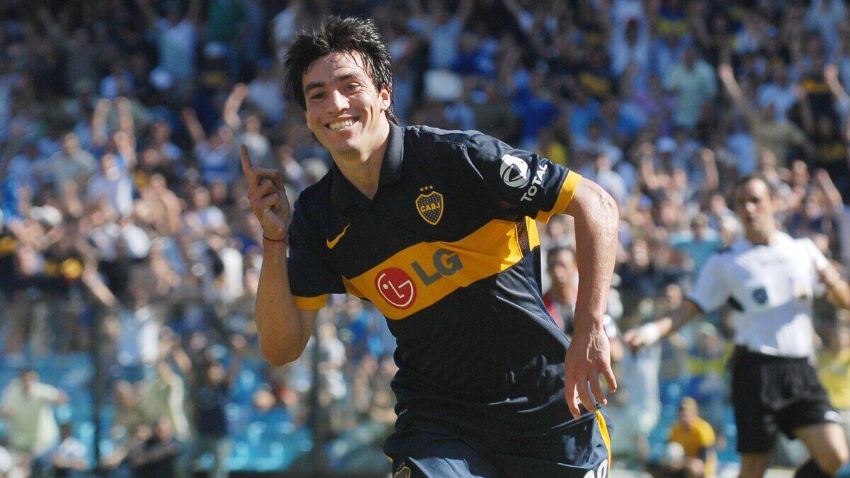 Nicolás Gaitán celebra un gol con la camiseta de Boca Juniors en un estadio lleno