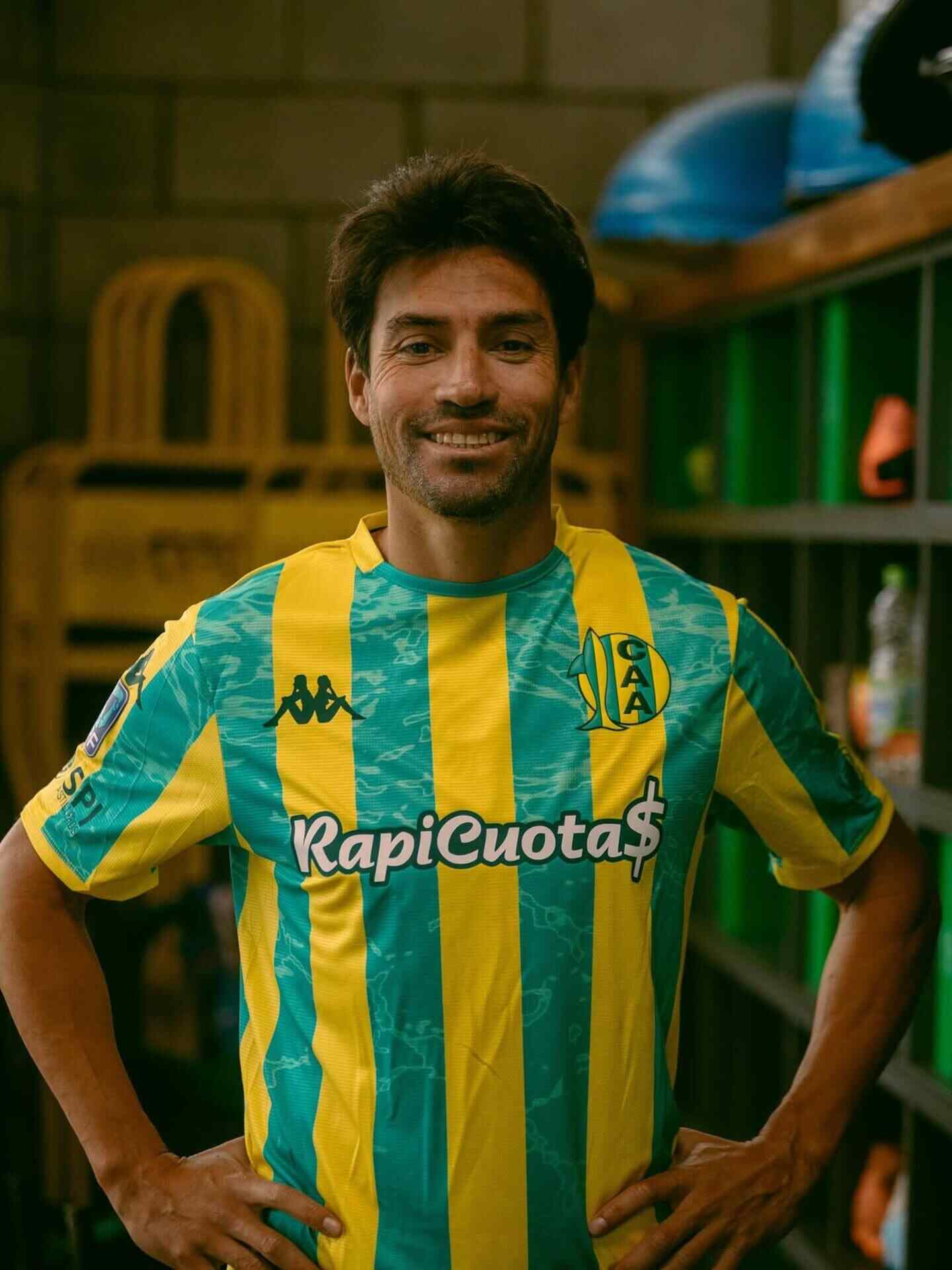 Nicolás Gaitán posando con la camiseta de Aldosivi