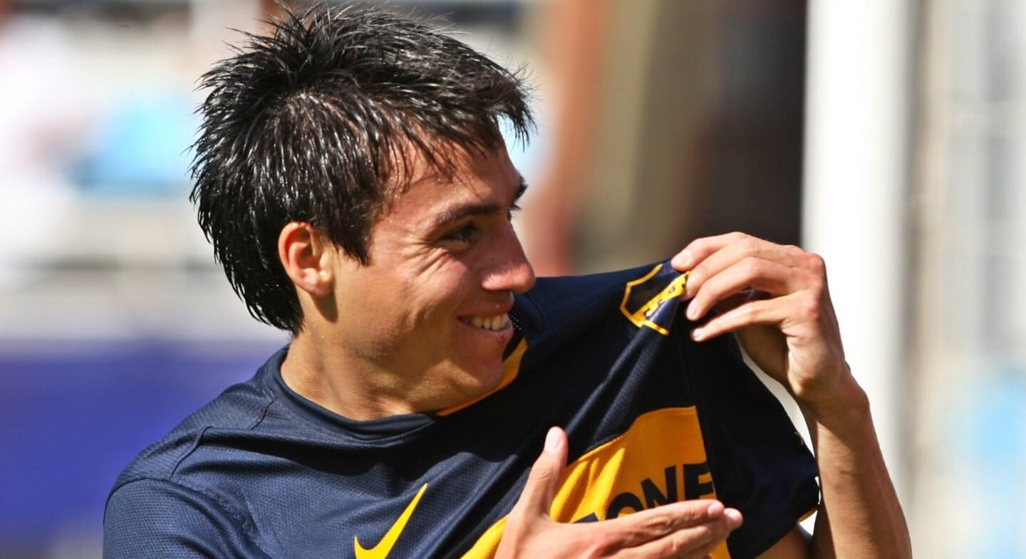 Nicolás Gaitán mostrando la camiseta de Boca Juniors con una sonrisa