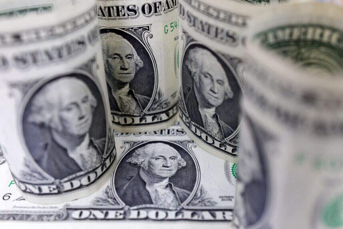 Billetes de un dólar en primer plano, simbolizando la economía y el mercado cambiario