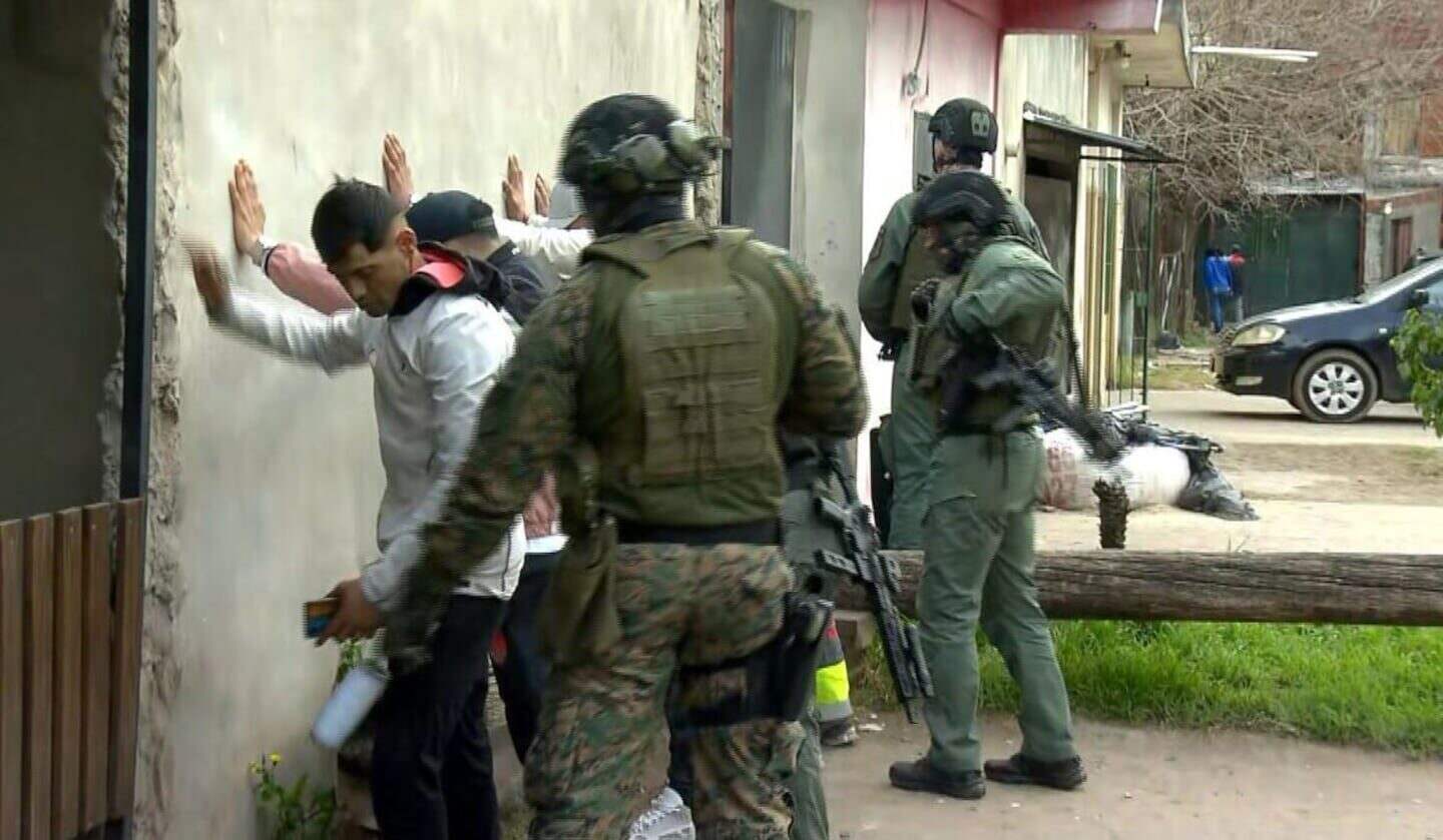Operativo policial en Fuerte Apache con efectivos deteniendo a sospechosos