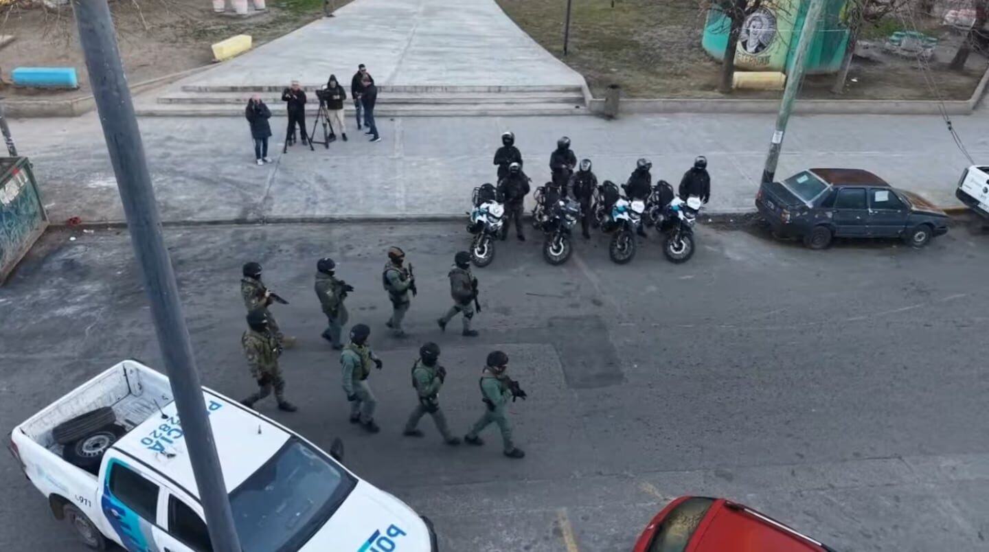 Operativo policial en Fuerte Apache con efectivos y vehículos en la calle