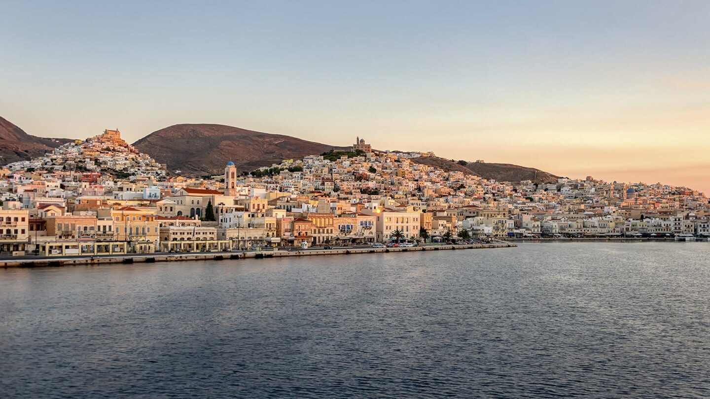 Vista panorámica de la isla de Syros en Grecia al atardecer