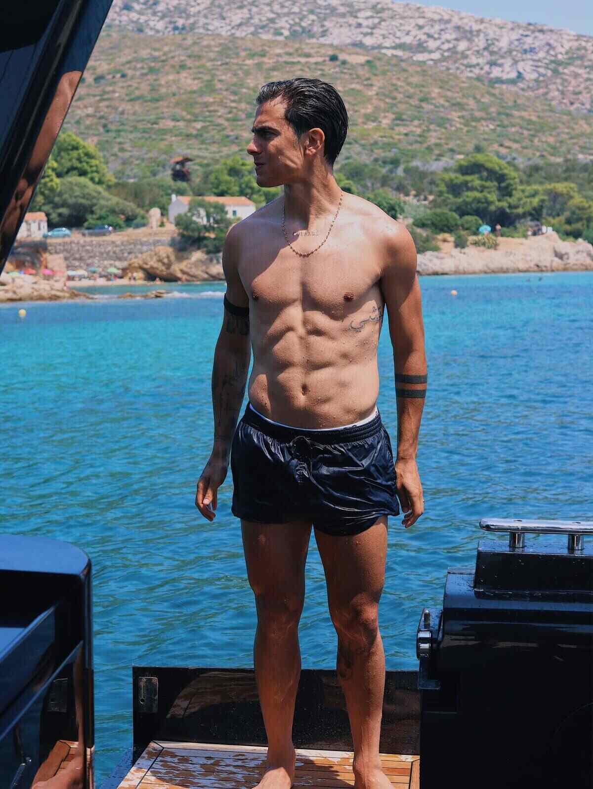 Paulo Dybala posando en un yate con vista al mar