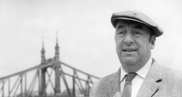 Pablo Neruda recibiendo el Premio Nobel de Literatura