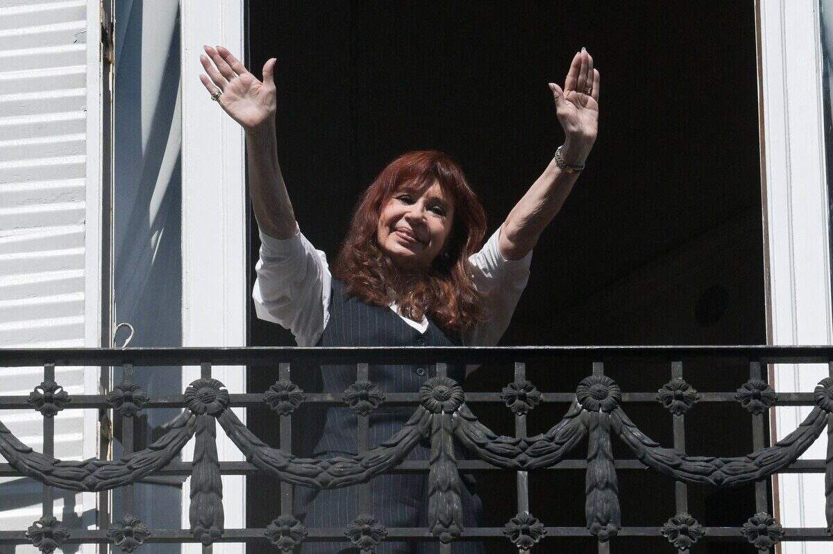 Patricia Bullrich saludando desde un balcón con una sonrisa
