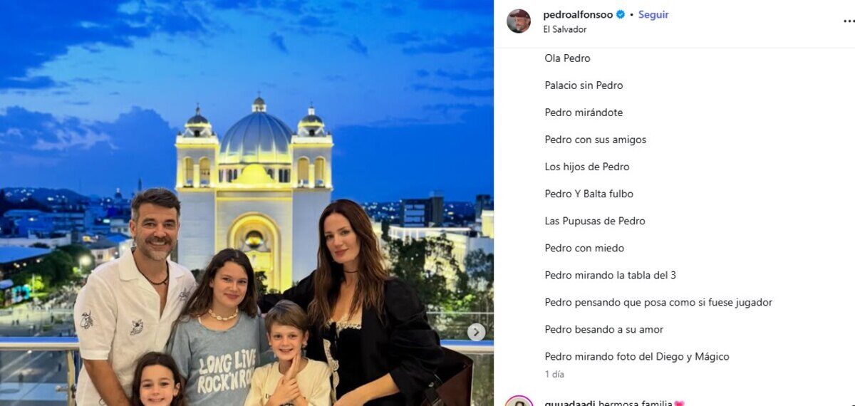 Pedro Alfonso y Paula Chaves con sus hijos en El Salvador frente a un paisaje urbano iluminado