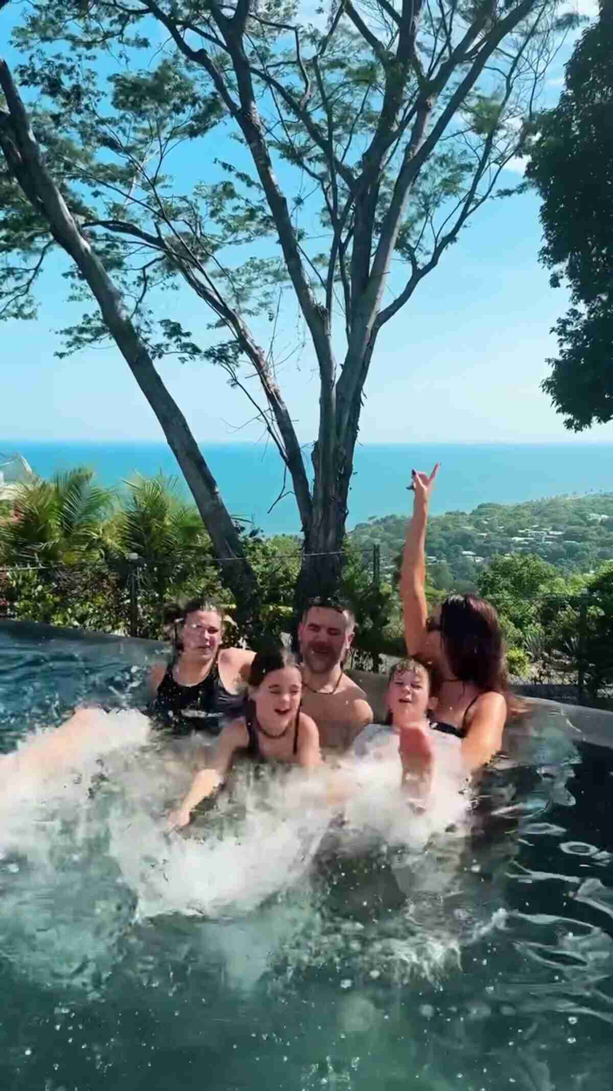 Pedro Alfonso y Paula Chaves con sus hijas en una piscina con vista al mar en El Salvador