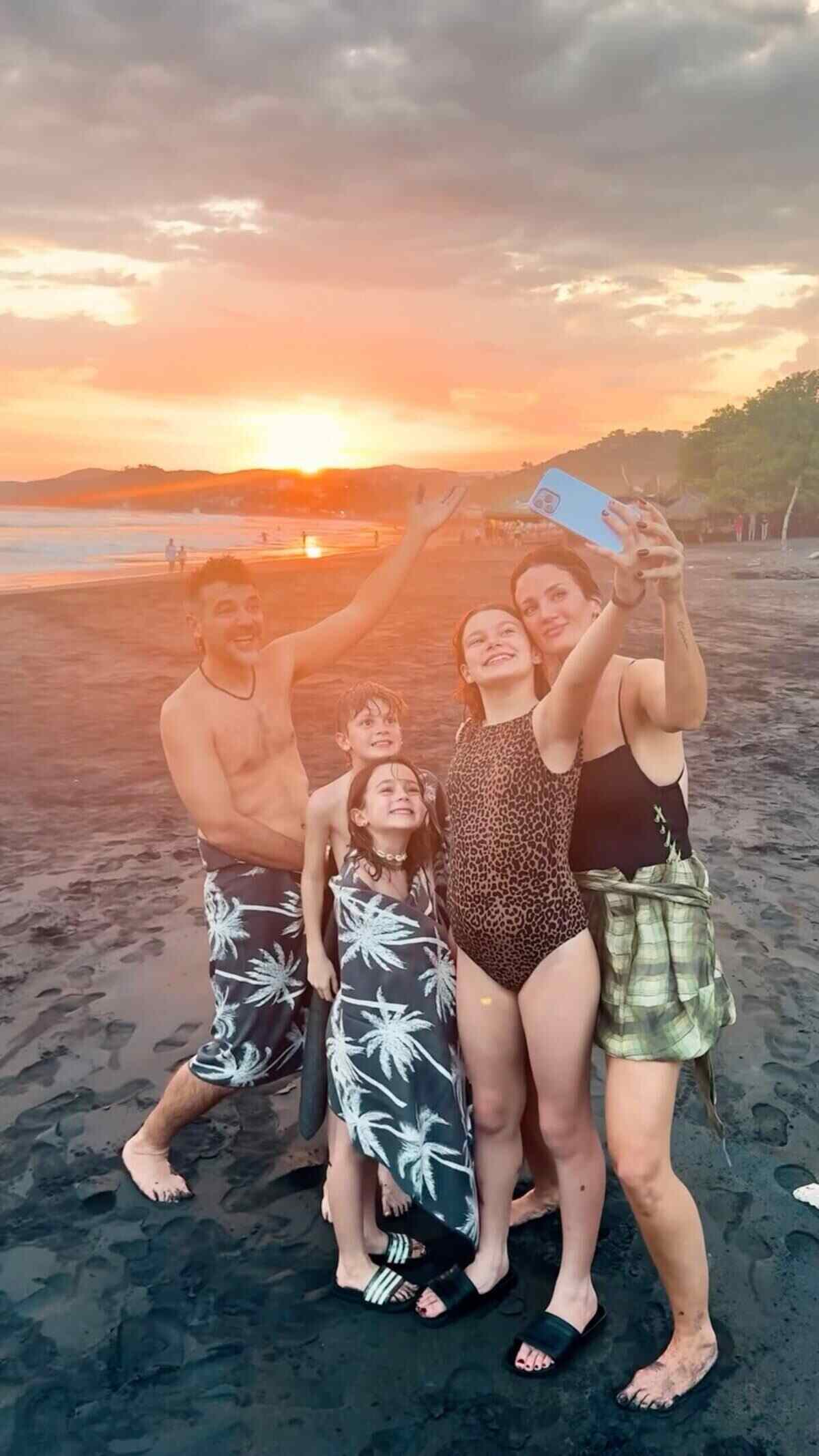 Familia Chaves-Alfonso disfrutando de unas vacaciones en la playa de El Salvador durante el atardecer