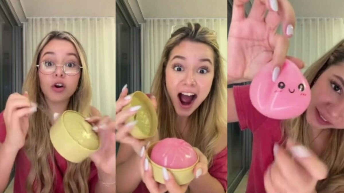 Mujer mostrando el juguete Squeezy Dumpling en un video