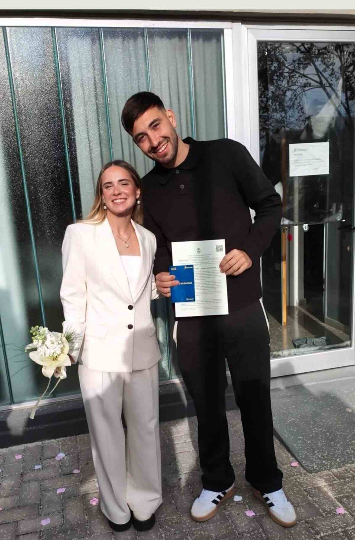 Agostina Holzheier y Franco Muscogorry posan tras su boda en un entorno luminoso