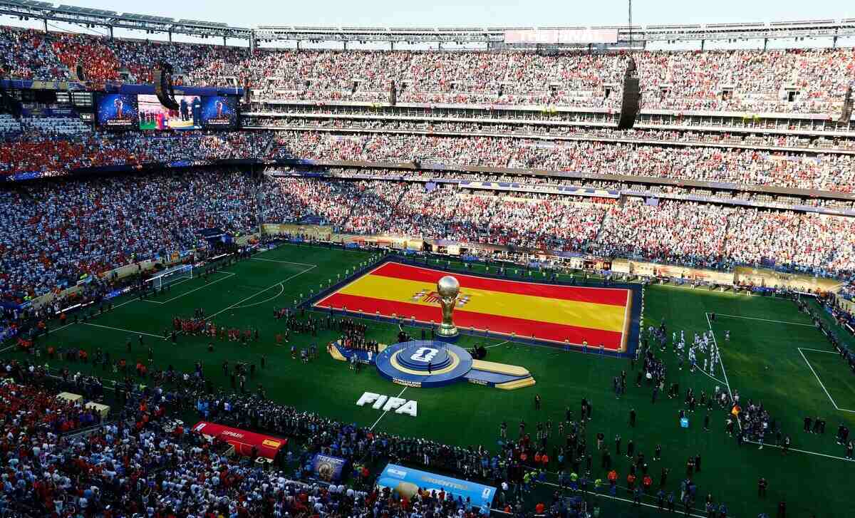 Estadio lleno durante la ceremonia de apertura del Mundial 2026 con el trofeo de la FIFA en el centro