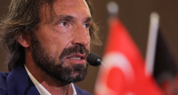 Paolo Maldini y Leonardo durante una conferencia de prensa