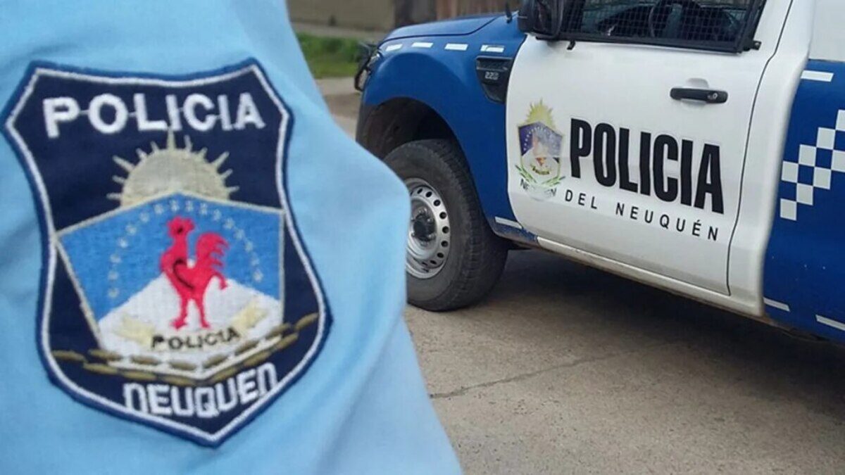 Vehículo de la Policía del Neuquén estacionado en la calle