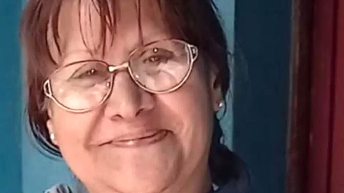 Mujer sonriente con gafas en un entorno doméstico