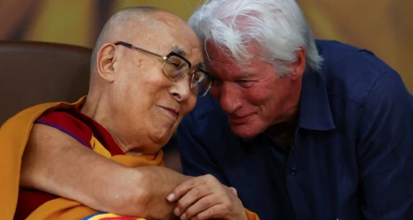 Richard Gere meditando en la naturaleza