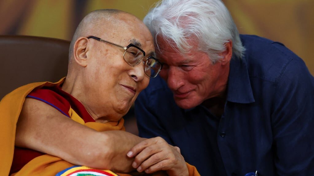 Richard Gere meditando en la naturaleza