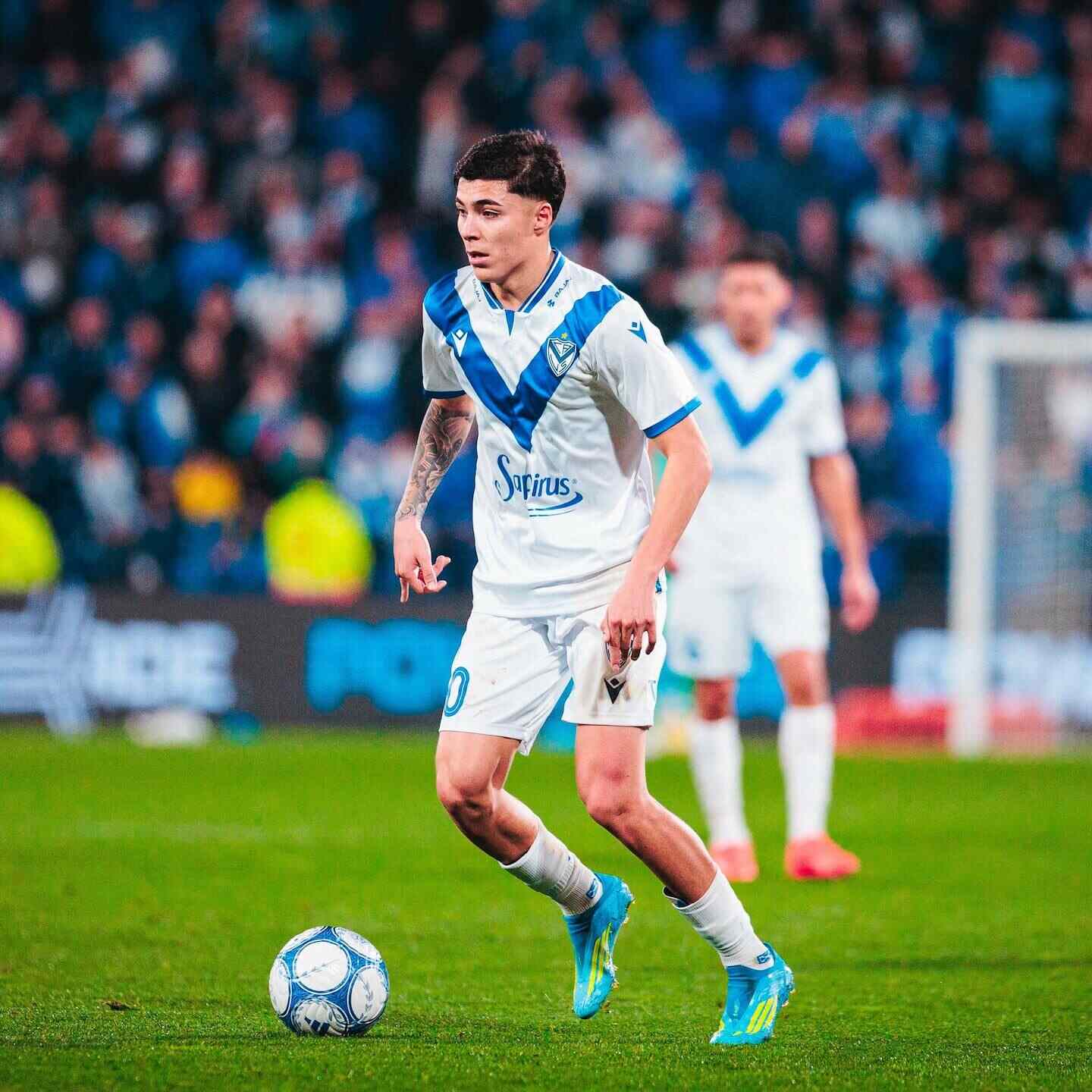 Tobías Andrada, mediocampista de Vélez Sarsfield, en acción durante un partido de fútbol