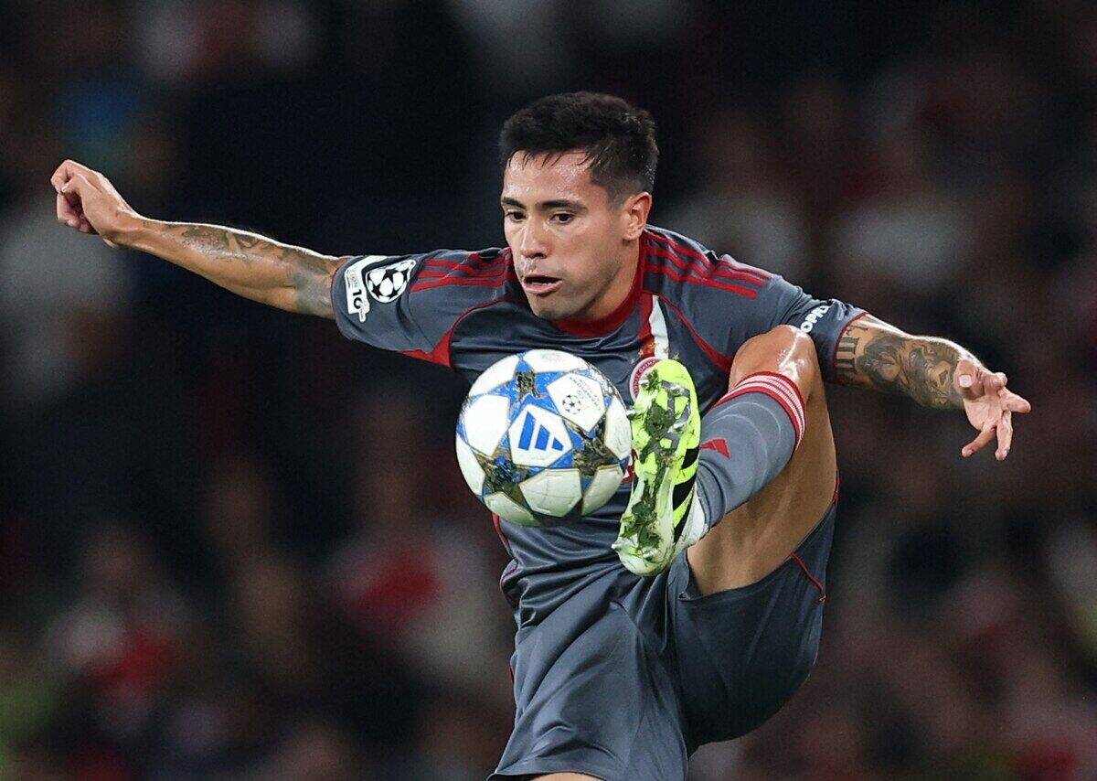Jugador de River Plate realizando una acrobacia durante un partido de fútbol