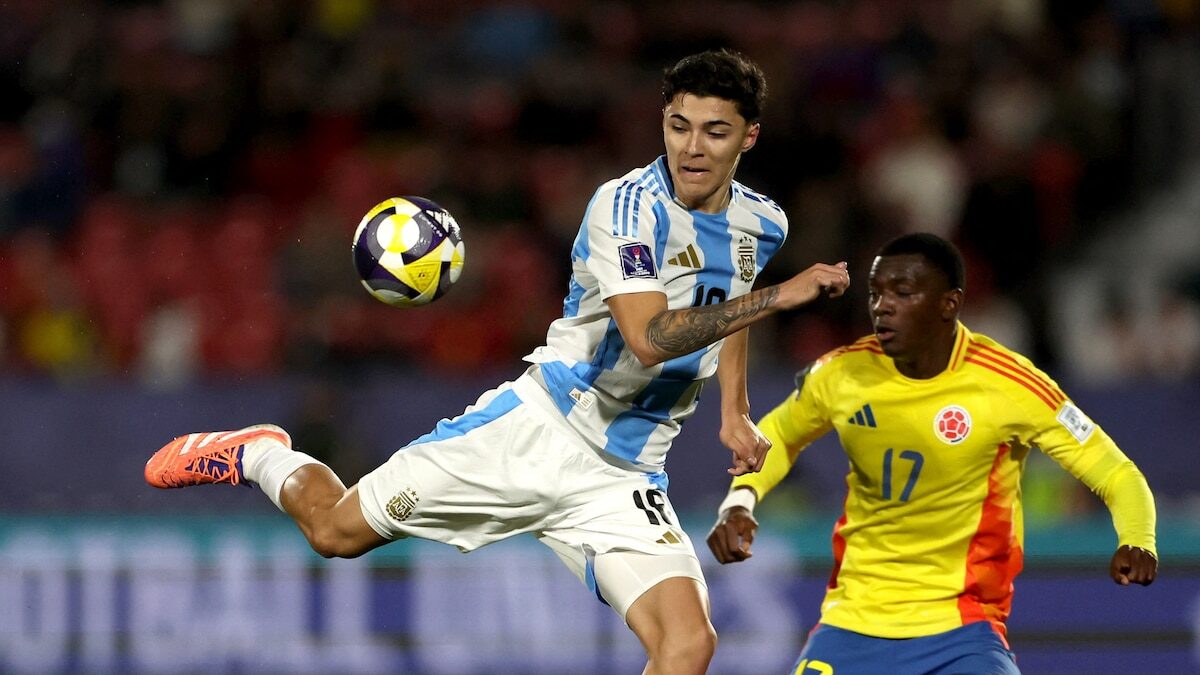 Jugador de Argentina controla el balón durante un partido contra Colombia