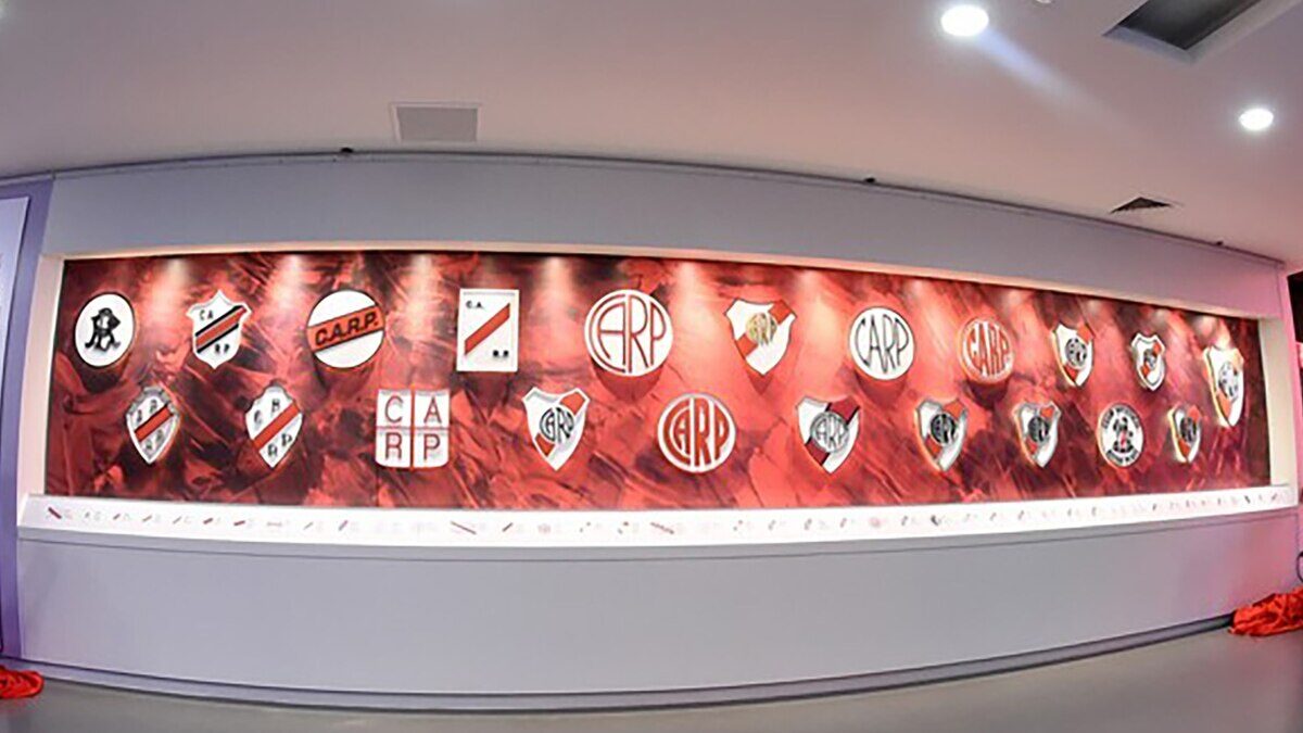 Mural con los primeros escudos del club River Plate en la presentación de su nueva camiseta