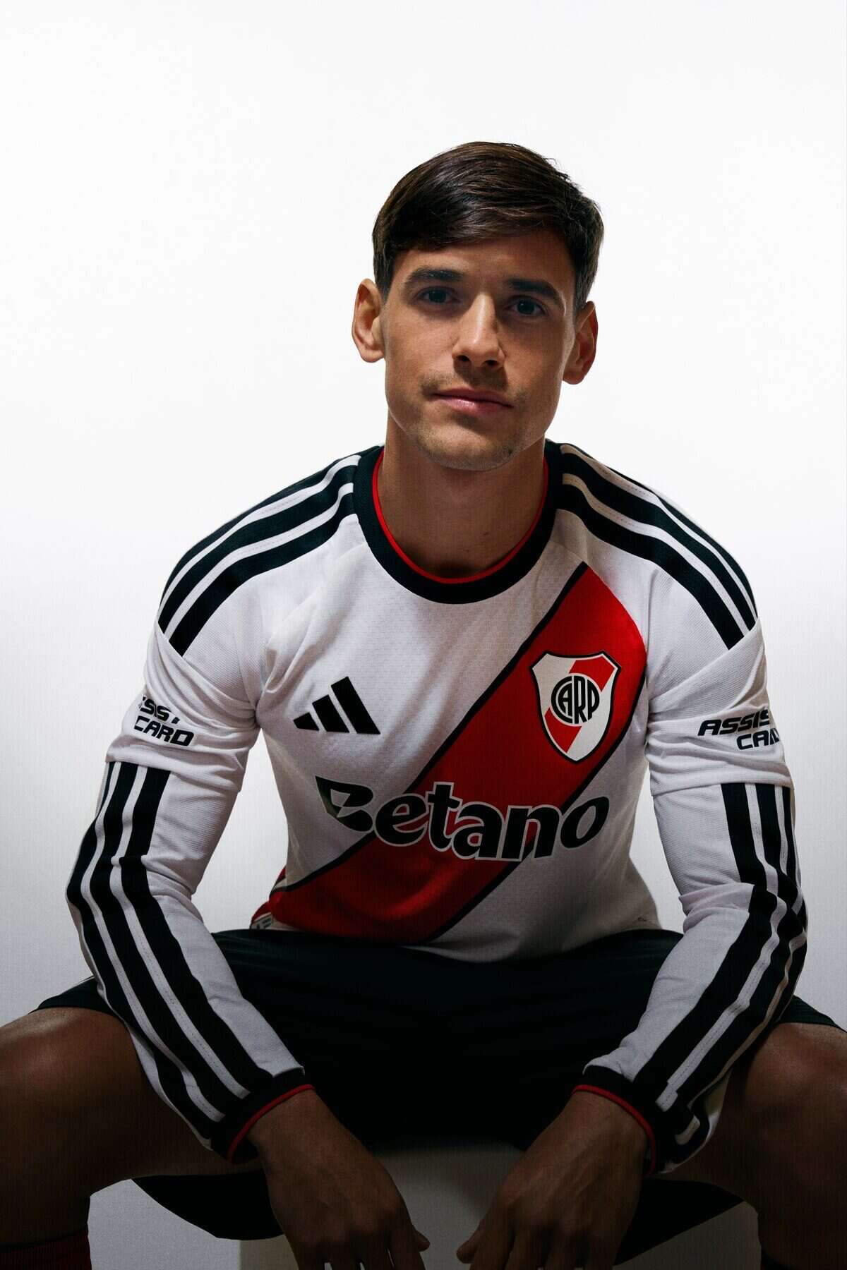 Jugador de River Plate vistiendo la nueva camiseta inspirada en los primeros escudos del club