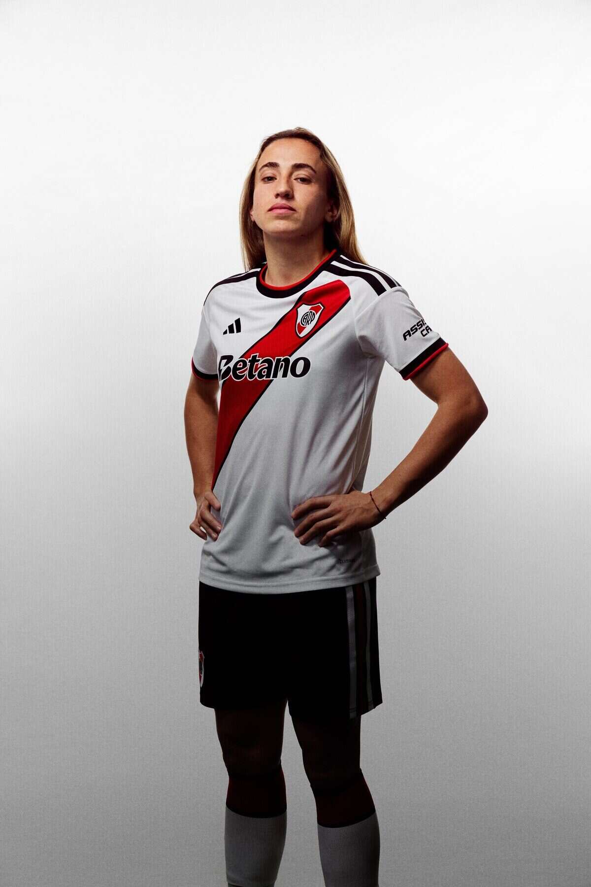 Jugador de River Plate vistiendo la nueva camiseta inspirada en los primeros escudos del club