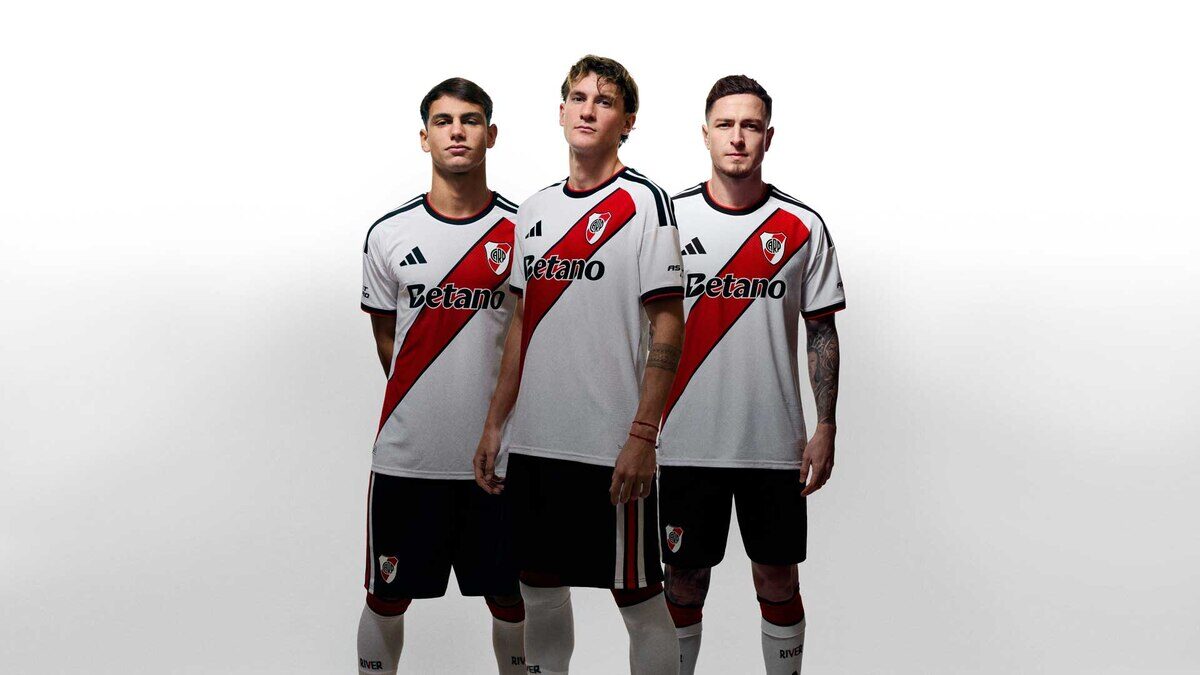 Jugadores de River Plate luciendo la nueva camiseta inspirada en los primeros escudos del club