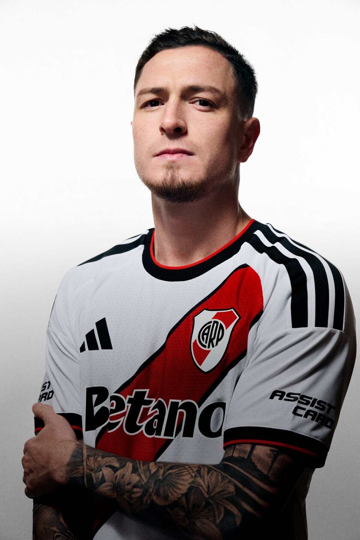 Jugador de River Plate vistiendo la nueva camiseta inspirada en los primeros escudos del club