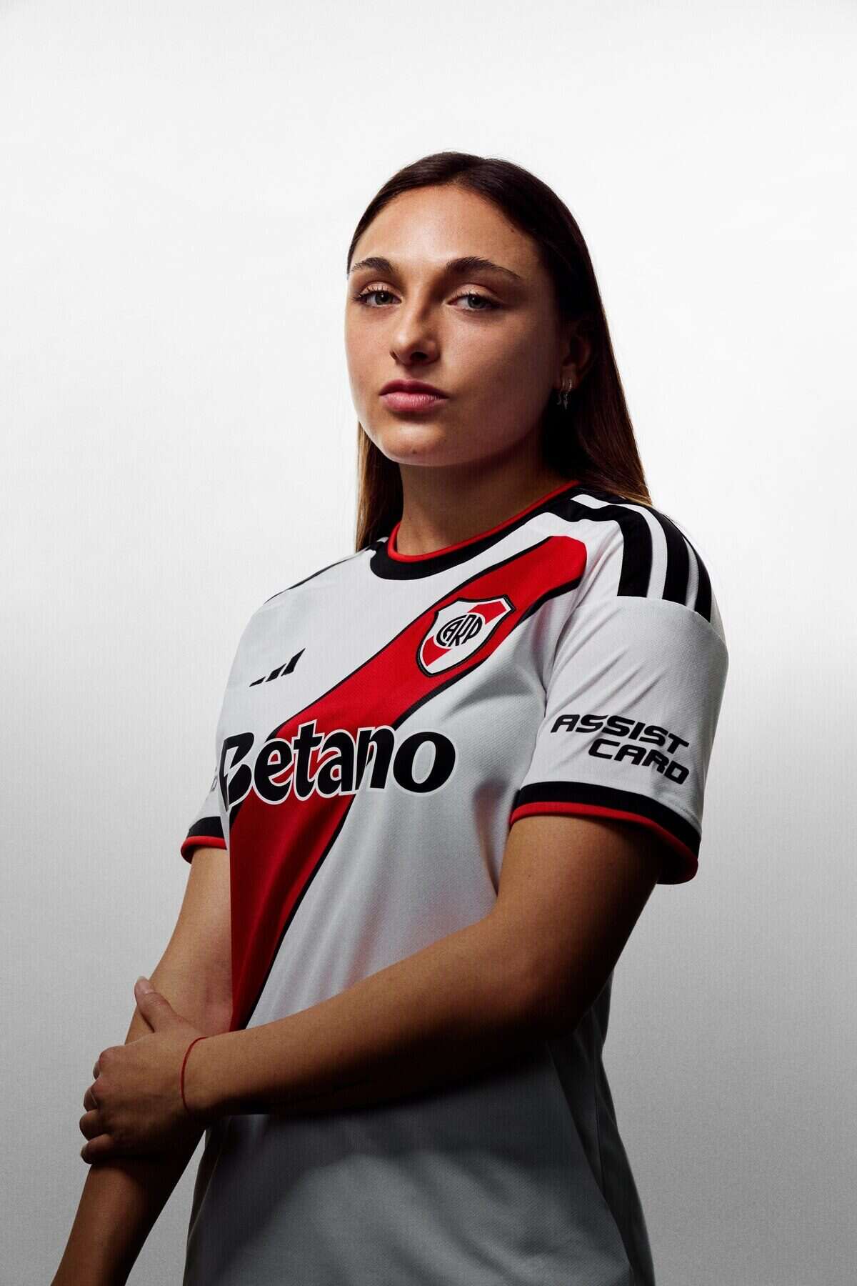 Mujer luciendo la nueva camiseta de River Plate para la temporada 2026/2027