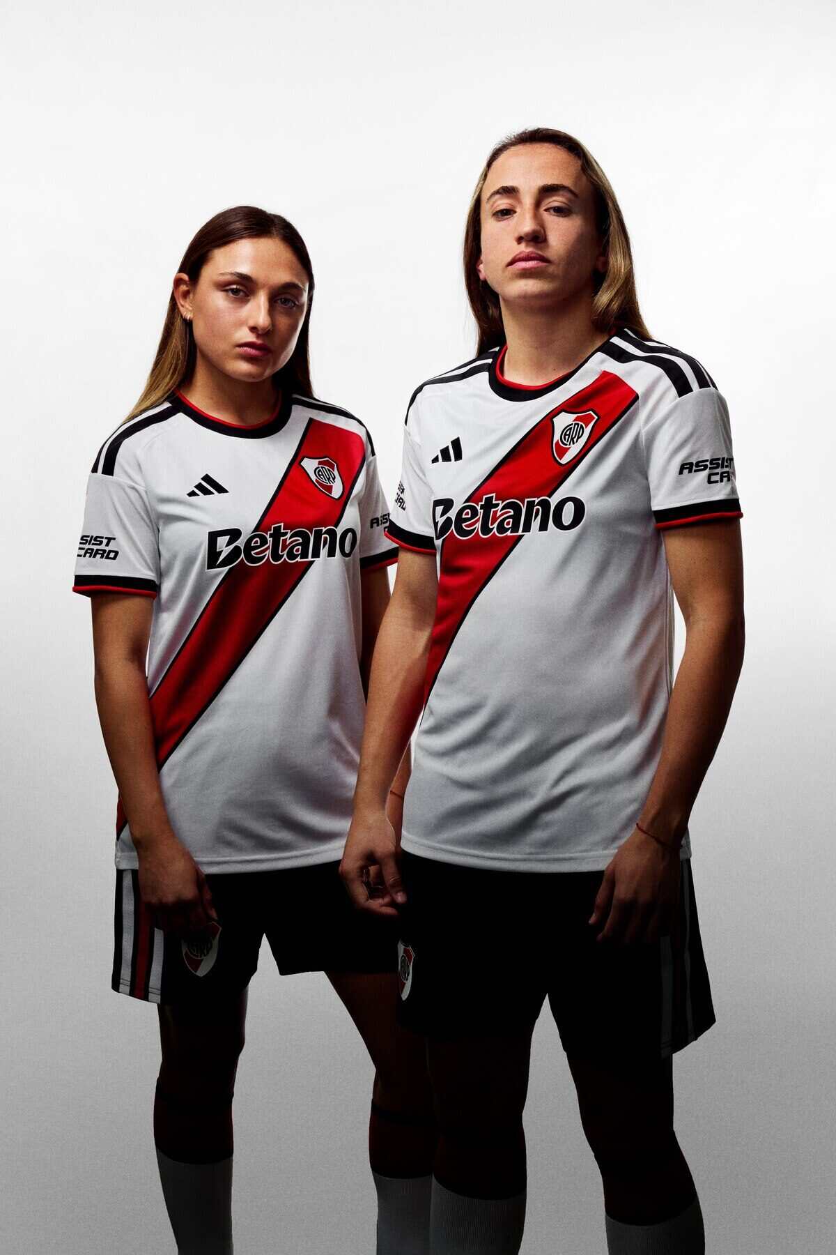 Jugadores de River Plate luciendo la nueva camiseta titular inspirada en los primeros escudos del club