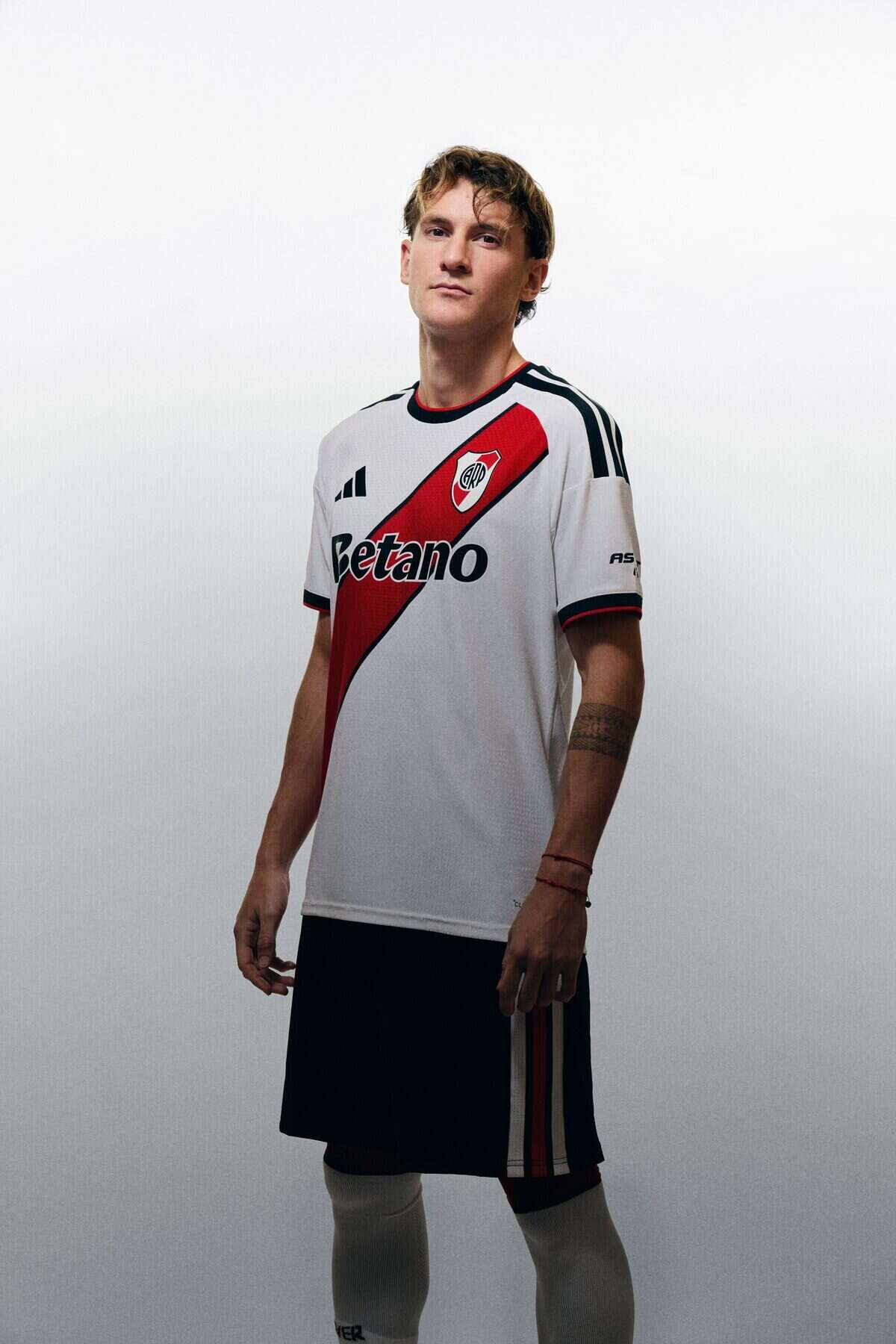 Jugador de River Plate vistiendo la nueva camiseta inspirada en los primeros escudos del club