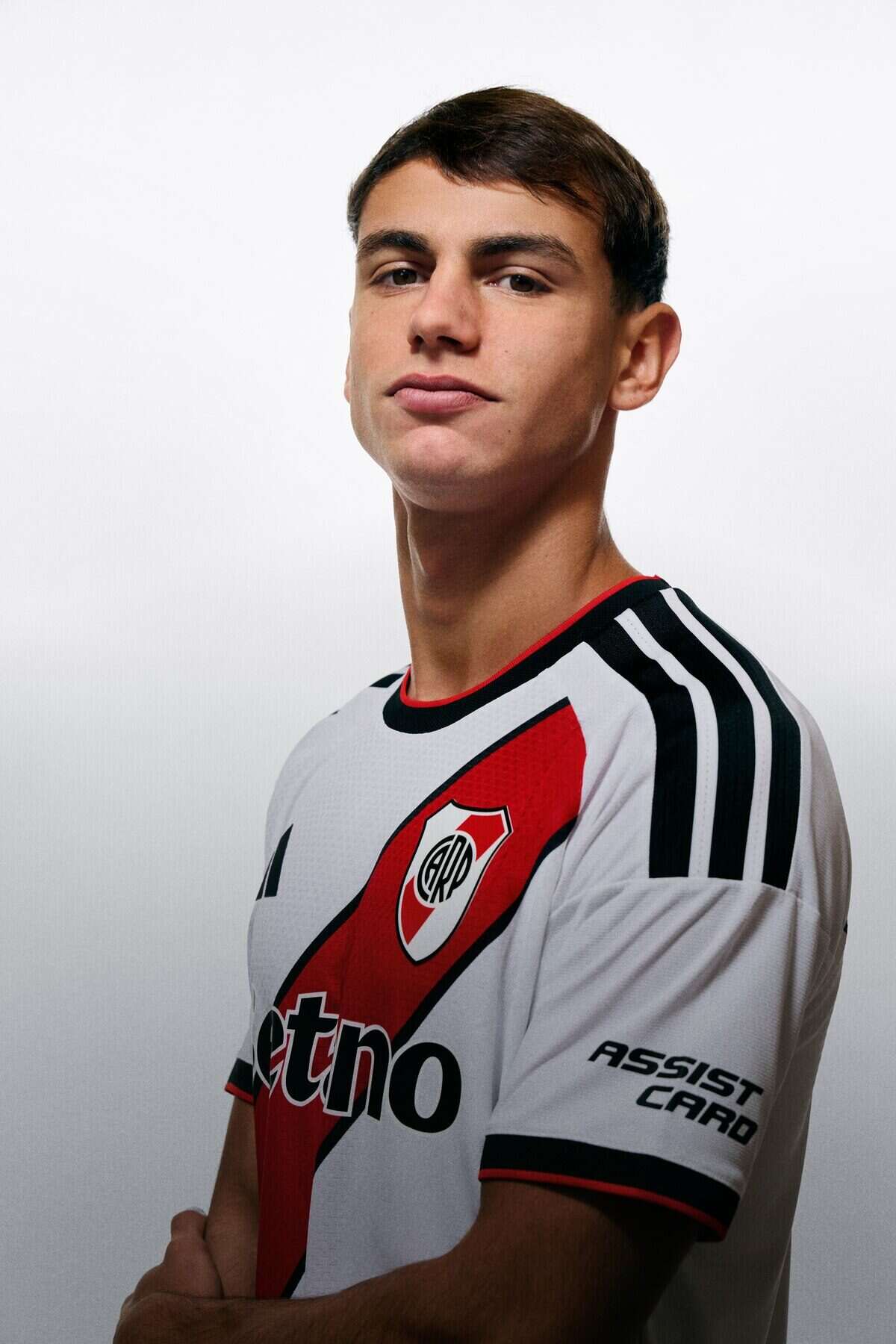 Jugador de River Plate posando con la nueva camiseta inspirada en los primeros escudos del club
