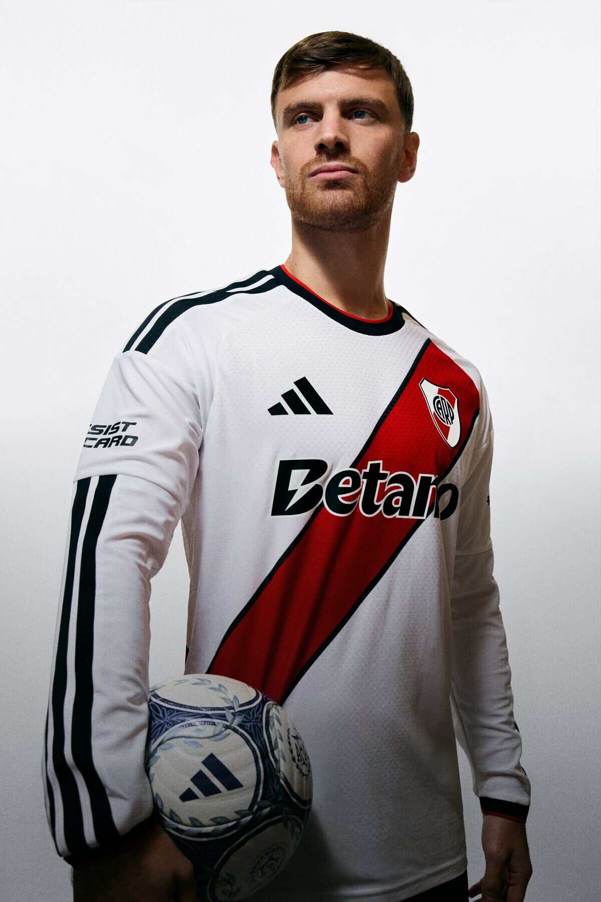Jugador de River Plate vistiendo la nueva camiseta titular con diseño clásico