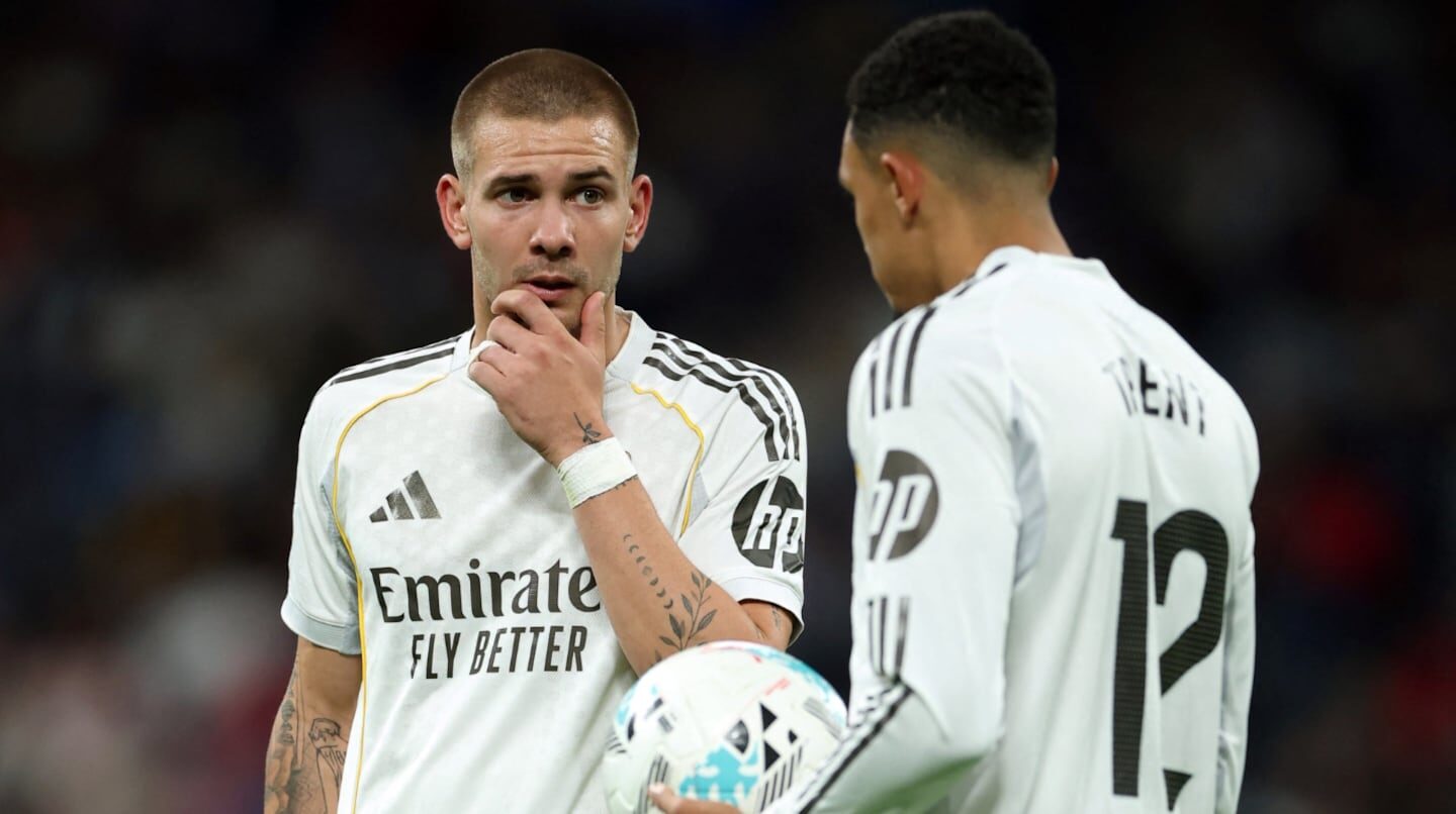 Franco Mastantuono y un compañero del Real Madrid en el campo de juego