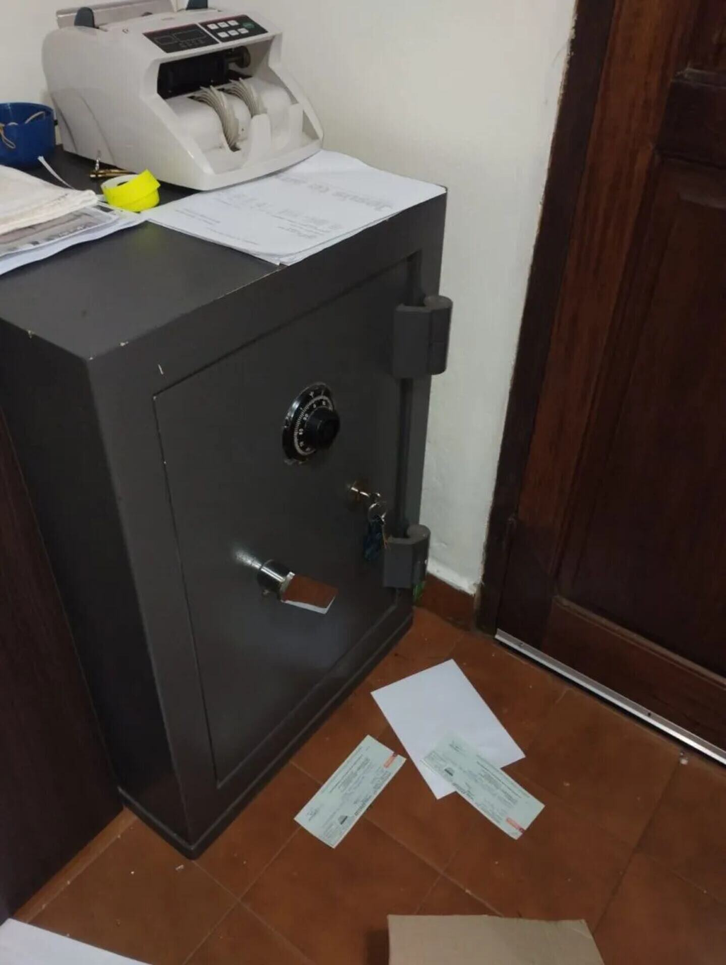 Caja fuerte abierta y documentos esparcidos en el suelo tras un robo en Misiones