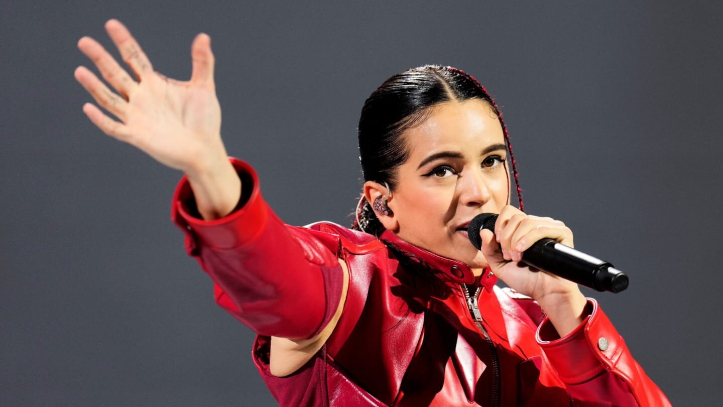 Rosalía canta emocionada durante su concierto en Chile