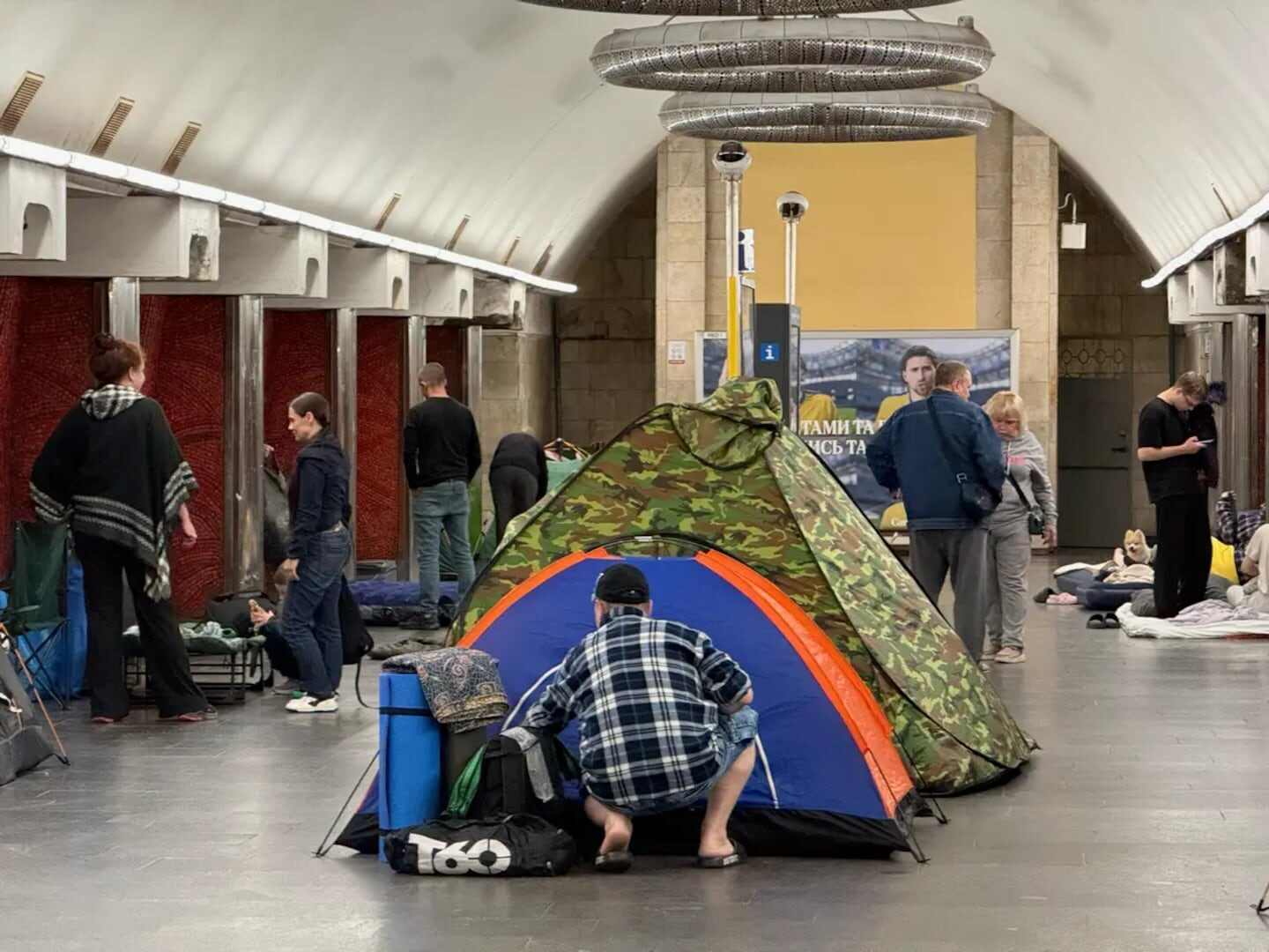 Refugiados en un túnel del metro de Kiev durante un ataque con misiles balísticos